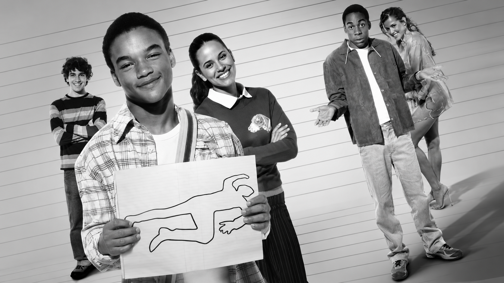 Imagem em preto e branco inspirada em uma capa cinematográfica juvenil, com jovens em pose investigativa, um deles segurando uma folha com o contorno de um corpo desenhado, em composição ampla e visualmente dramática.